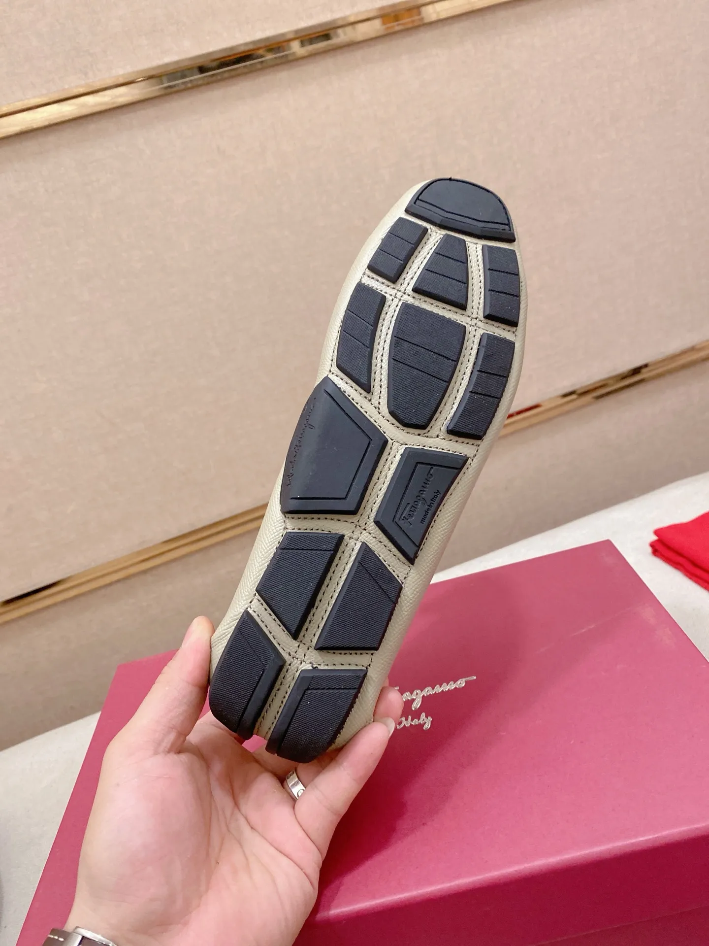 Factory price: 540💰High-end quality! Ferragamo🆕🆕Exclusive hot-selling products in stock🔥🔥New products on the shelves, high-quality Ferragamo men's pea shoes, high-end casual driving shoes, with complete packaging! 💪 💪 Material: imported first-layer cowhide 🐂 + imported high-quality water-dyed cowhide lining + wear-resistant outsole 👍🏻👍🏻 Features: high-end and comfortable, purely handmade 🚀 🚀 Create the perfect shoe that suits you best 🔥 🔥 Size: (38-44) 45 standard size can be customized!